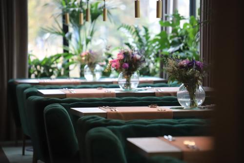 Un restaurante u otro lugar para comer en My Story Gdynia Hotel