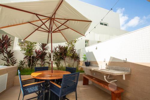 Apto Com Jacuzzi na Beira mar de João Pessoa no Branco Hausにあるパティオまたは屋外エリア