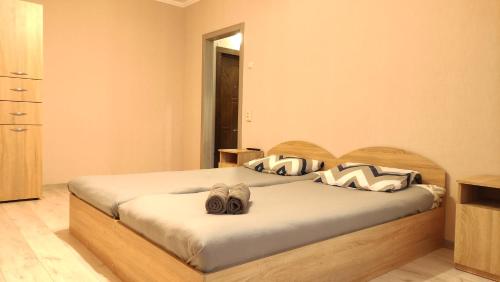 een slaapkamer met een bed met twee schoenen erop bij Вернадського 4 CityRooms in Bila Tserkva