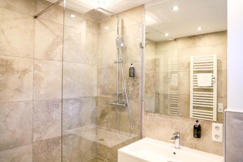 ein Bad mit einer Dusche und einem Waschbecken in der Unterkunft Smart Resorts Haus Saphir Ferienwohnung 505 in Winterberg