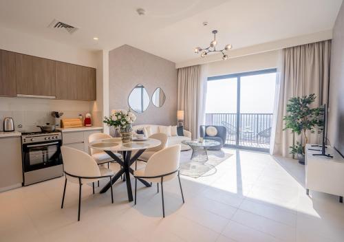 una cucina e una sala da pranzo con tavolo e sedie di Nasma Luxury Stays - Elegant Condo With City Views And Dubai Skyline a Dubai