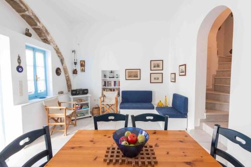 ein Wohnzimmer mit einem Tisch und einer Obstschale darauf in der Unterkunft Traditional Two Story House in Galanado Naxos in Galanádhon