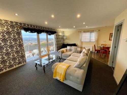 een woonkamer met een bank en een tafel bij The View in Derry Londonderry