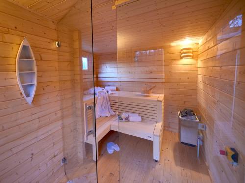 オストゼーバート・ゼリンにあるStrandschlösschen Sellin - House Half 2の木製バスルーム(シンク、シャワー付)