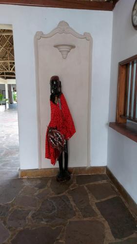 a statue of a person standing on a wall at Karibuni Hotel & Villas in Mambrui