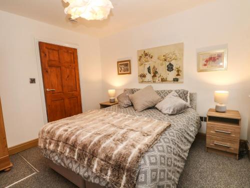 Un dormitorio con una cama y una puerta de madera. en Bella Vita, en Southport