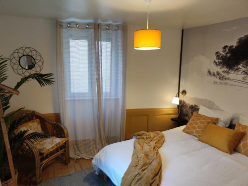 - une chambre avec un lit, une chaise et une fenêtre dans l'établissement Studio Marie, à Annonay