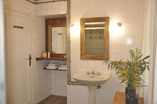 ein Badezimmer mit Waschbecken und Spiegel in der Unterkunft Casa La Veguetilla en San Mateo in Vega de San Mateo