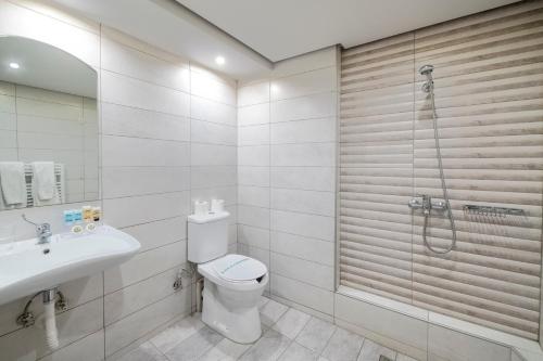 Koupelna v ubytování Lingos Hotel
