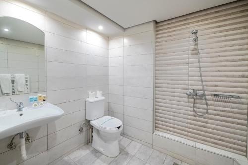 Kylpyhuone majoituspaikassa Lingos Hotel