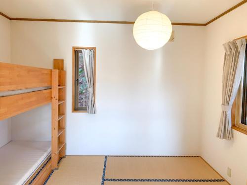 a bedroom with a bunk bed and a lamp at ラ・コリナ　リトリート La Colina Retreat in Madarao Kogen