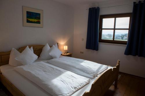 Ein Bett oder Betten in einem Zimmer der Unterkunft Ferienhaus Wolferstetter