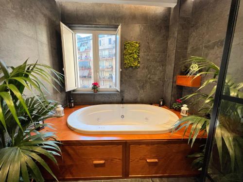 eine Badewanne im Bad mit Fenster in der Unterkunft ORLANDO relais in Neapel