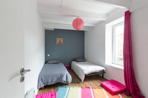 a bedroom with two beds and a window at La Grand Voile - maison 4 chambres vue mer - plage à 900 m in Saint-Pol-de-Léon