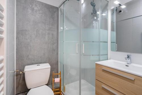 une salle de bain avec une douche, des toilettes et un lavabo dans l'établissement Le Soleil des Orres - maison pied des pistes - piscine, sauna et hammam, aux Orres