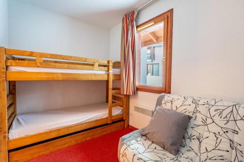 - une chambre avec des lits superposés et un canapé dans l'établissement Le Soleil des Orres - maison pied des pistes - piscine, sauna et hammam, aux Orres