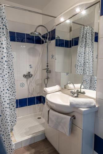 une salle de bain avec un lavabo et une douche dans l'établissement Cap Sud - 53m2- VUE PYRENEES- HYPERCENTRE-WIFI FIBRE -Nouvelle literie, à Tarbes