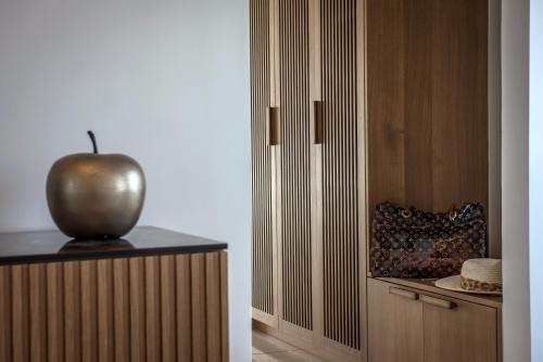une pomme assise au-dessus d'une armoire en bois dans l'établissement Hotel Matheo Villas & Suites, à Mália