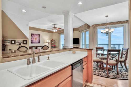 uma cozinha com um lavatório e uma sala de jantar em Sea Dunes Penthouse em Fernandina Beach