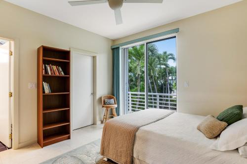 een slaapkamer met een bed en een groot raam bij Waterfront Wonder in Islamorada