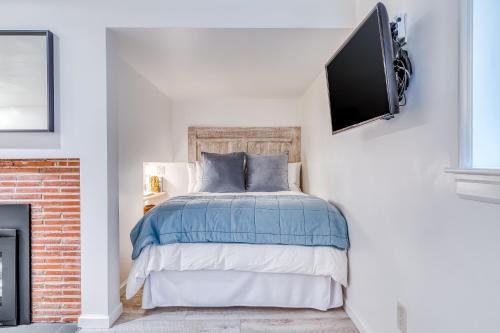 1 dormitorio con 1 cama y TV de pantalla plana en Hidden Zen en Portland
