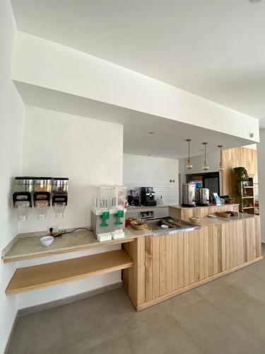 Una cocina grande con encimeras de madera y electrodomésticos. en Hotel Puerta del Sol Pinamar, en Pinamar