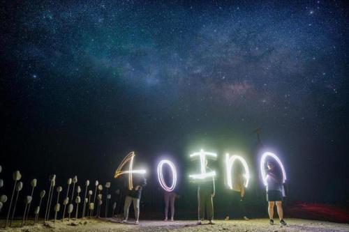 a group of people with umbrellas looking at the stars at 40Inn Backpackers Warehouse in Taitung City