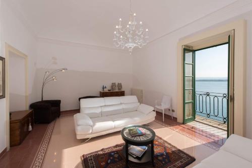Posteľ alebo postele v izbe v ubytovaní Duomo Seaside Deluxe Apartment by Ortigia Apartments