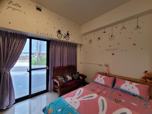 1 dormitorio con cama y ventana en Gaomei 607 Homestay, en Qingshui