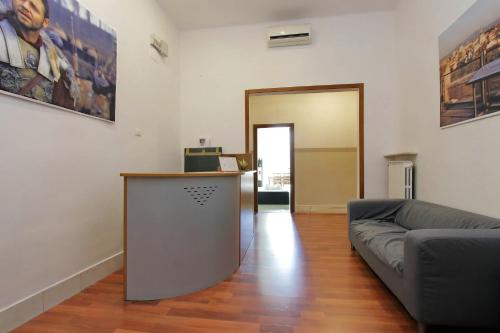 una sala de estar con un sofá y una mesa en Lucky Stars rooms, en Roma