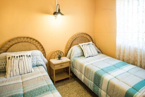 two beds sitting next to each other in a bedroom at Casa Rural Carricola in Carrícola