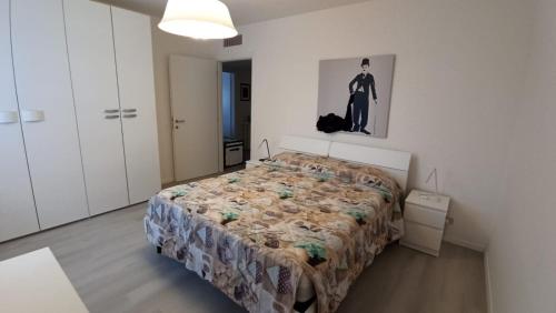 1 dormitorio con 1 cama en una habitación blanca en Oasi di Pace e Tranquillità, en Zelbio