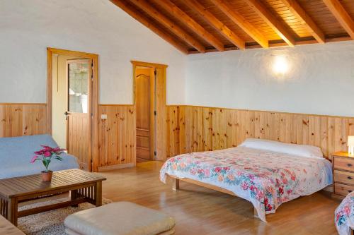 A bed or beds in a room at Mirador de Domingo