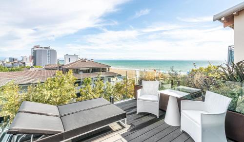 d'un balcon avec une table et des chaises donnant sur l'océan. dans l'établissement Hotel Lampara, à Lignano Sabbiadoro
