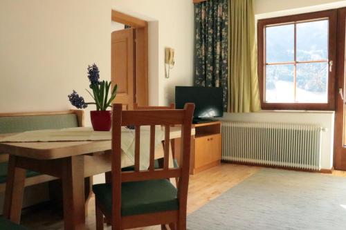 a dining room with a table and a window at Ferienwohnungen Forellenhof Waldner in Gundersheim
