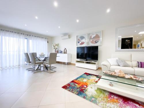 een woonkamer met een bank en een tafel bij Luxury condominium apartment with swimming pool #1903 in Lagos