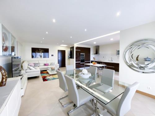 Luxury condominium apartment with swimming pool #1903