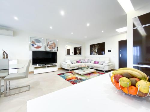 Luxury condominium apartment with swimming pool #1903