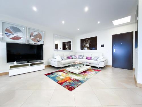 een witte woonkamer met een grote tv en een bank bij Luxury condominium apartment with swimming pool #1903 in Lagos