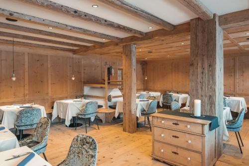 オルティゼーイにあるLa Cort My Dollhouse - Adults Onlyのダイニングルーム(テーブル、椅子付)