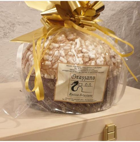 a jar of food sitting on top of a shelf at GRAZZANO ANTICA STAZIONE in Grazzano Visconti