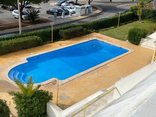 - une vue sur la grande piscine bleue dans l'établissement Albufeira Beach Apartment, à Guia