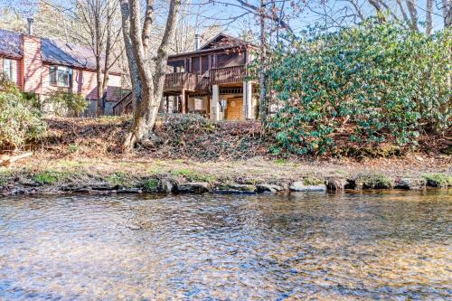 Creekfront Cabin – Photos 2