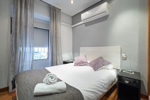 Letto o letti in una camera di Apartamentos Madrid Atocha