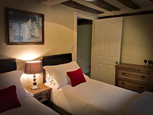 Galería fotográfica de Cotswolds Valleys Accommodation - Medieval Hall - Exclusive use character three bedroom holiday apartment en Stroud