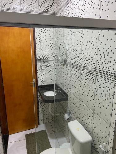 łazienka z toaletą i umywalką w obiekcie Beach House w mieście Trairi