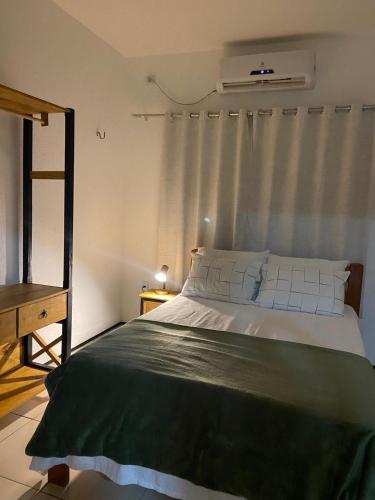 sypialnia z dużym łóżkiem i oknem w obiekcie Beach House w mieście Trairi