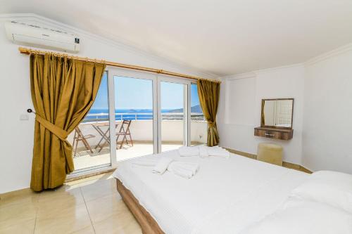 een slaapkamer met een bed en een groot raam bij Villa White Dream in Kalkan