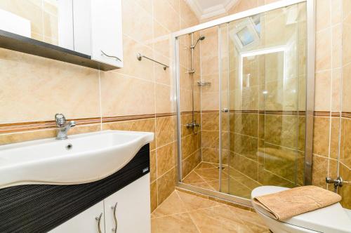 een badkamer met wastafel en douche bij Villa White Dream in Kalkan