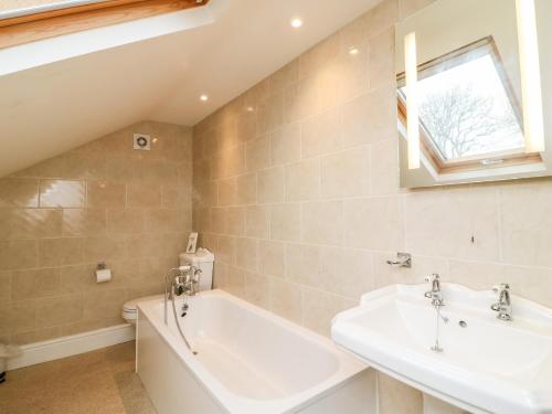 Ένα μπάνιο στο Littleham Court Cottage